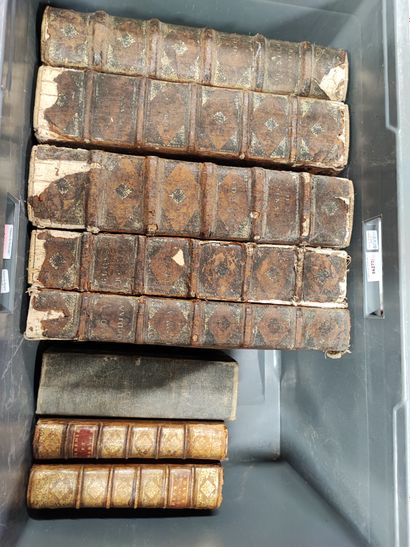  Deux caisses de volumes reliés XVIIIe et XIXe dont Daudet, Corneille
