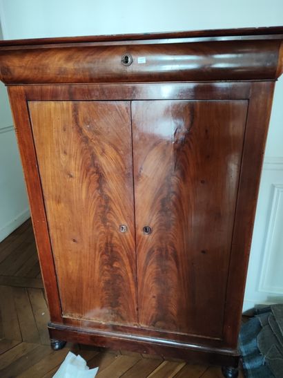 null Petit armoire en acajou et placage d'acajou ouvrant par deux vantaux, plateau...