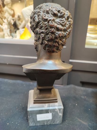 null Bust of a Roman emperor "Lucius Verus" in patinated bronze, on a pedestal. _x000D_

Total...