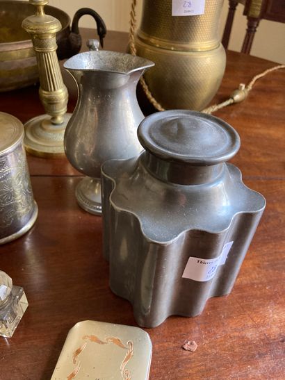 null Lot of various metal trinkets including a pair of lamps, a tea box, a coffee...