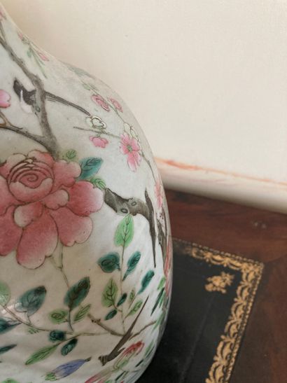 null Potiche en porcelaine de la Chine à décor en émaux de la famille rose d'un phénix...