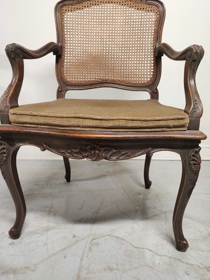 null Fauteuil de style Louis XV en bois naturel sculpté L’assise cannée_x000D_

H.:...