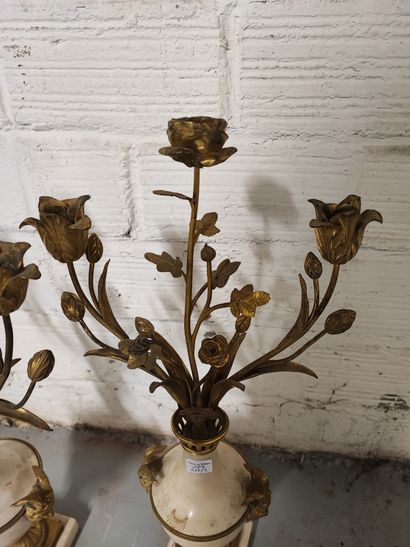 null Paire de vases montés en marbre et bronze doré simulant des cassolettes à trois...