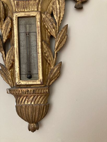 null Baromètre Thermomètre en bois doré sculpté à décor de feuilles de lauriers et...