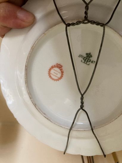 null Lot en porcelaine de Sèvres ou dans le goût : comprenant trois tasses et leurs...