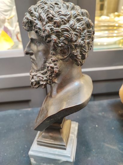 null Buste d'un empereur romain "Lucius Verus" en bronze patiné, sur piédouche, reposant...