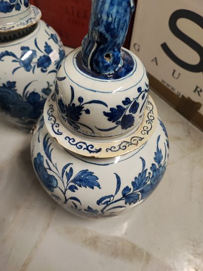 null 
Garniture composée de Trois vases couvert en porcelaine dans le gout de Delft...