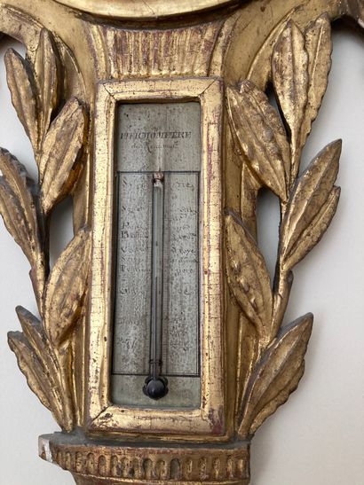 null Baromètre Thermomètre en bois doré sculpté à décor de feuilles de lauriers et...