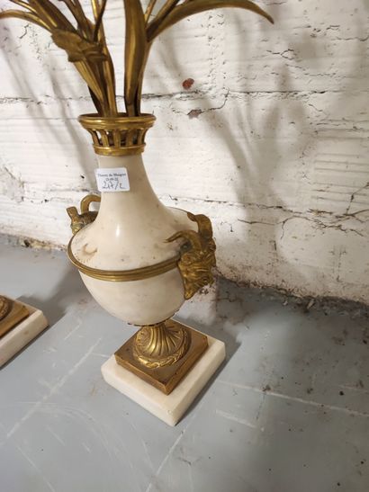 null Paire de vases montés en marbre et bronze doré simulant des cassolettes à trois...