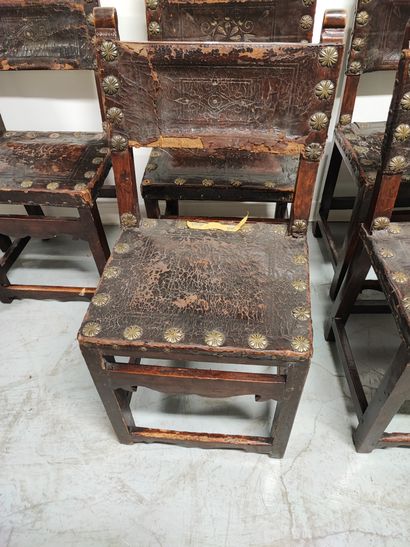 null Suite de six chaises à barrettes dans le style espagnol du XVIIème siècle_x000D_

En...
