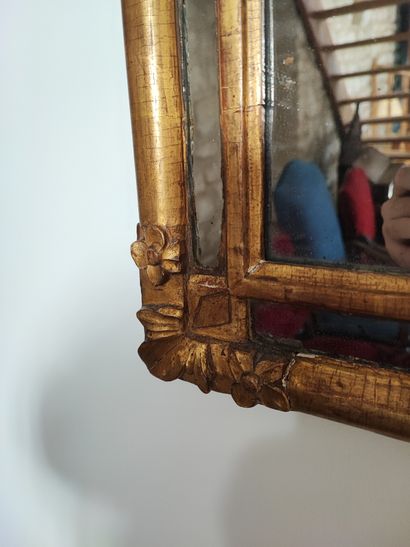 null Petit miroir à parcloses en bois doré. Haut.: 57 cm. Usures (inv.35)