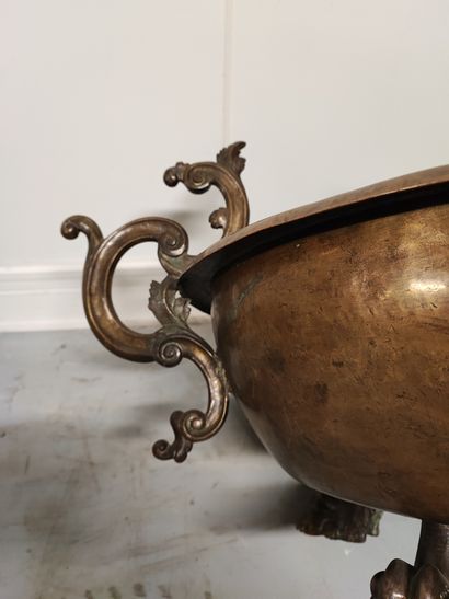 null Grande vasque à anses en cuivre reposant sur quatre pieds de griffes_x000D_

Style...