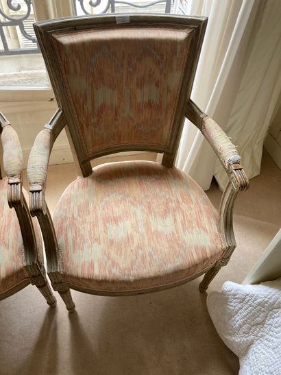 null Paire de fauteuils en bois laqué gris_x000D_

Style Louis XVI_x000D_

H : 84...