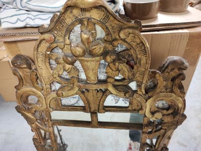 null Miroir de trumeau en bois doré et sculpté Travail du XVIIIème siècle_x000D_

H.:...