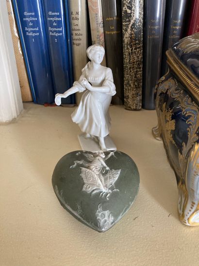 null Lot de céramiques comprenant deux statuettes en Capo di Monte, un coffret en...