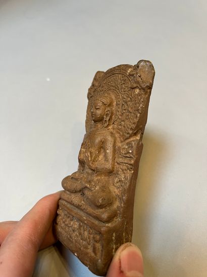 TIBET - XIXE SIÈCLE Tsatsa in molded terra cotta in the form of a Buddha sitting...