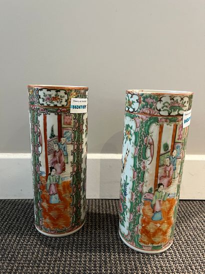 CHINE Canton Paire de vases en porcelaine en émaux de la famille rose de femmes dans...