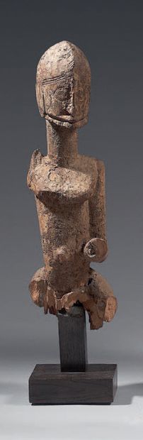  Fragment Dogon (Mali) Ancien fragment de statue. Les positions des restes de jambes...