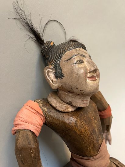CHINE - Début XXe siècle Marionnette de garçon articulée en bois à traces de polychrome,...