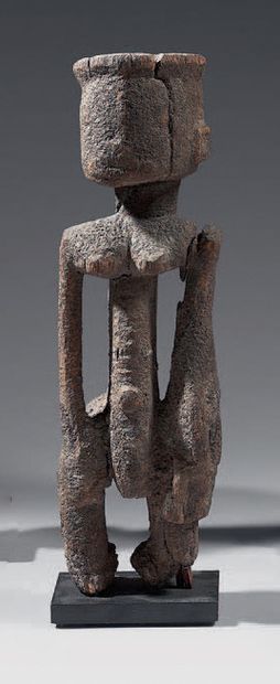  Statuette Dogon / Tellem (Mali) Le personnage est représenté debout, les mains reposant...