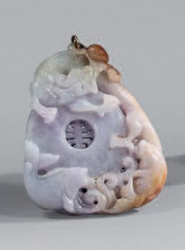 CHINE - XXe siècle Pendentif en jadéite céladon mauve et rouille en forme de bi orné...