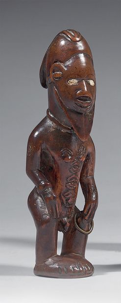  Statuette Bembé (Congo) Le personnage masculin à belle coiffe et corps sacrifié...