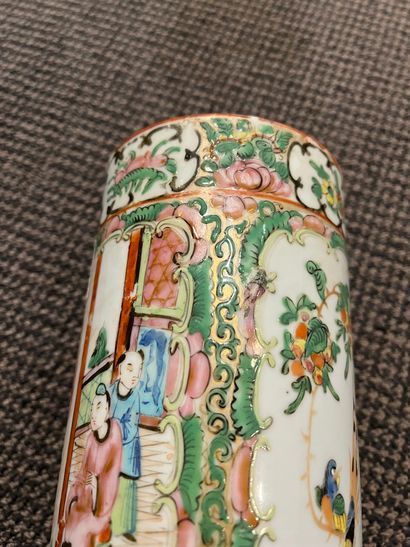 CHINE Canton Paire de vases en porcelaine en émaux de la famille rose de femmes dans...