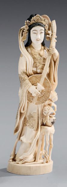 JAPON - Epoque MEIJI (1868 - 1912) Okimono en ivoire, joueuse de samisen debout,...