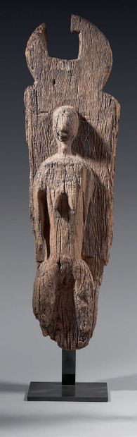  Ancien poteau Mossi (Burkina-Faso) sculpté en haut relief d'une représentation féminine...