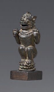 THAILANDE - XVIIIe / XIXe siècle Statuette de lion en bronze à patine brune, debout...