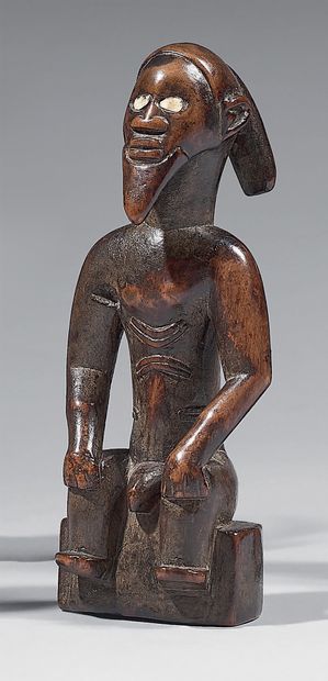  Statuette Bembé (Congo) Le personnage masculin aux yeux incrustés de faïence est...