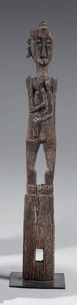 Statue Dayak (Bornéo) Ancienne figure hampatong de type plan, figurant un personnage...