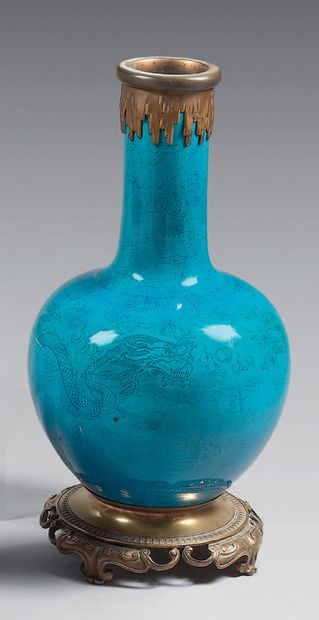 CHINE Vase bouteille en porcelaine monochrome bleu turquoise à décor incisé de dragons
XIXe...