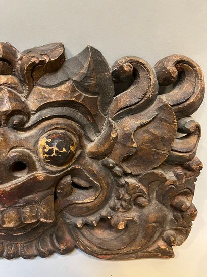 INDONÉSIE, Bali - XXe siècle Deux ornements en bois sculpté et à traces de polychromie...