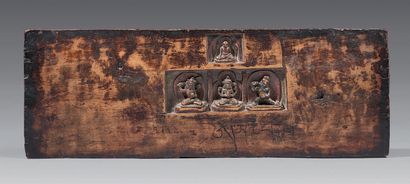 TIBET - XIIIe / XIVe siècle Couverture de livre de prières en bois sculpté de trois...