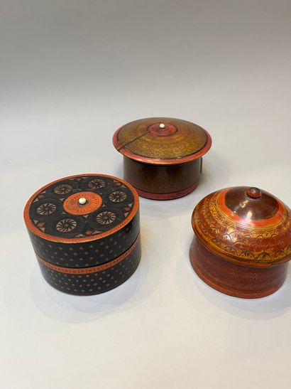 BIRMANIE - XXe siècle Set of six round boxes in red, black and yellow lacquered wood...