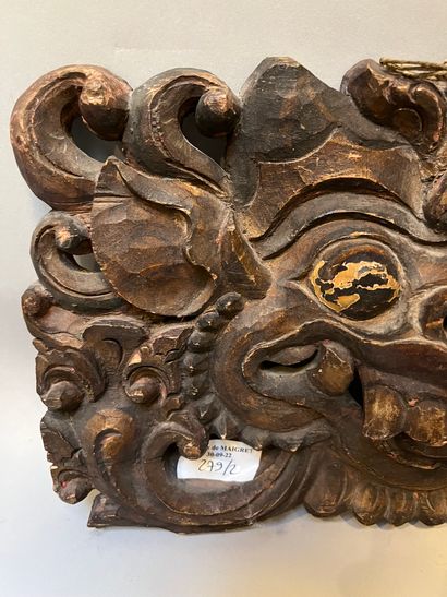 INDONÉSIE, Bali - XXe siècle Deux ornements en bois sculpté et à traces de polychromie...