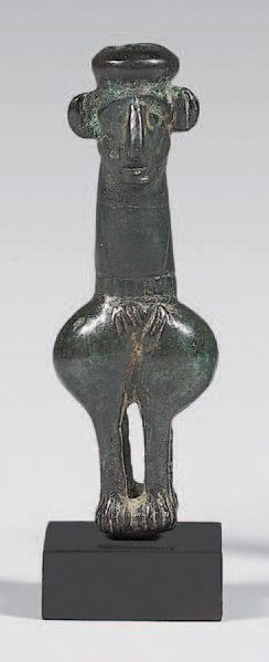 null Idole porte épingle à tête anthropomorphe janiforme
Bronze à patine verte lisse
Iran...