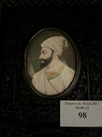 null Portrait présumé de Shivaji
Pigments polychromes et or sur ivoire.
Inde, Company...
