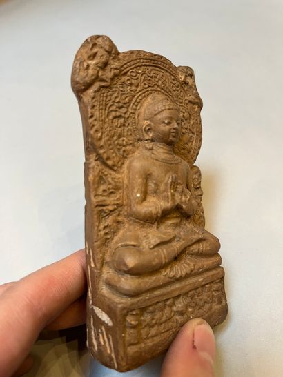 TIBET - XIXE SIÈCLE Tsatsa in molded terra cotta in the form of a Buddha sitting...