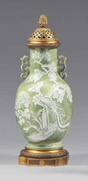 Lampe formée d'un vase en porcelaine émaillée...