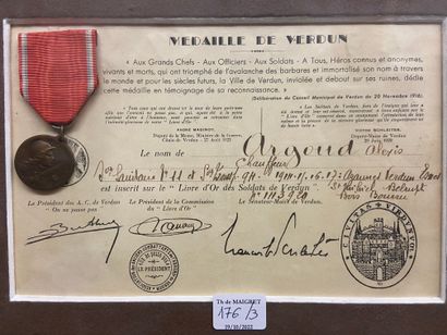 null Brochette : une croix de chevalier de l'ordre de la Légion d'honneur en argent,...