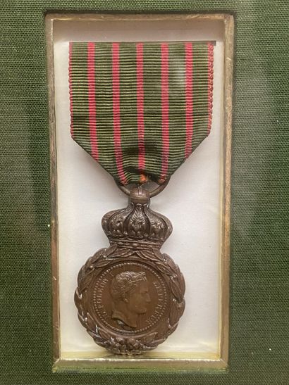 null Une Médaille de Sainte-Hélène en bronze patiné, campagnes de 1792 à 1815 ; avec...