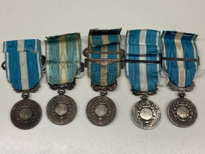 null Cinq Médailles coloniales, modèle créé en 1893, par Georges Lemaire, en argent,...