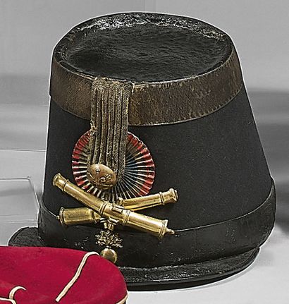 null Shako d'officier subalterne d'artillerie modèle 1856, fût recouvert de drap...