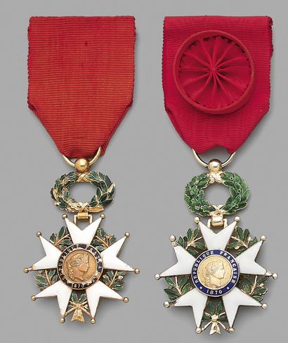 null Deux croix d'officier, l'une en or, poinçonnée, l'autre en vermeil ; avec leur...