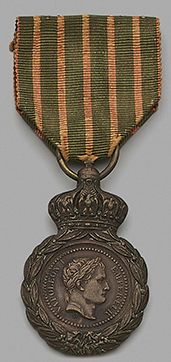 Une Médaille de Sainte-Hélène en bronze patiné,...
