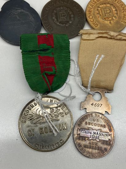 null Sept médailles : deux de la Reconnaissance française, créée en 1917, 1er type,...