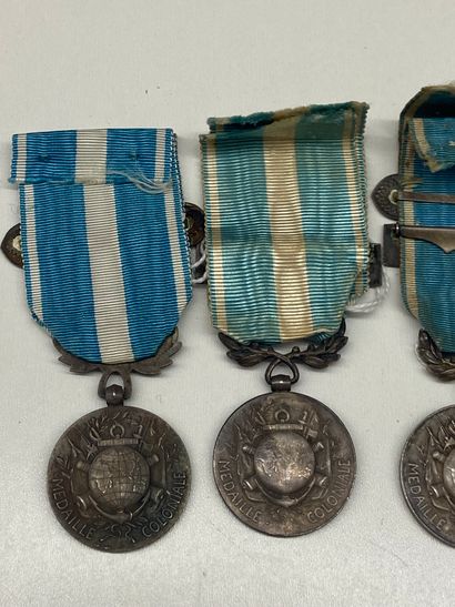 null Cinq Médailles coloniales, modèle créé en 1893, par Georges Lemaire, en argent,...