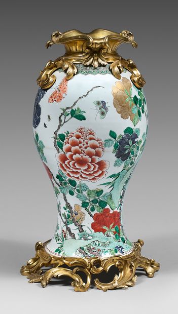 CHINE Grand vase en porcelaine de forme balustre décoré en émaux de la famille verte...